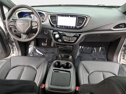 Certified 2023 Chrysler Pacifica Touring-L w/ Uconnect Theater Family Group AWD/4WD image 9