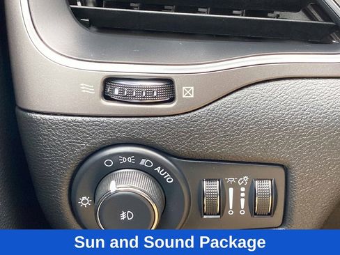 Used 2022 Jeep Cherokee Latitude Lux w/ Sun & Sound Group AWD/4WD image 30