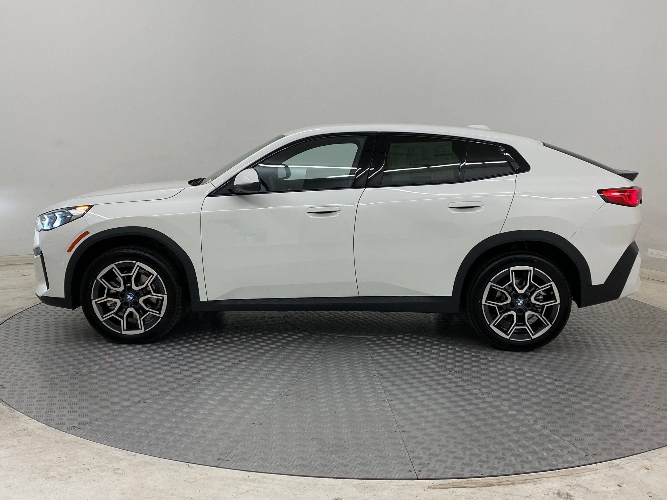 Used 2026 BMW X2 xDrive28i w/ Convenience Package AWD/4WD image 2