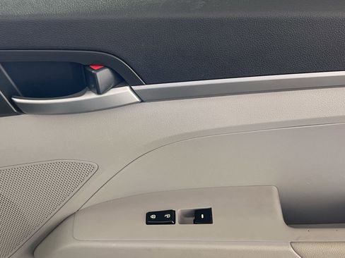 Used 2017 Hyundai Elantra SE image 28