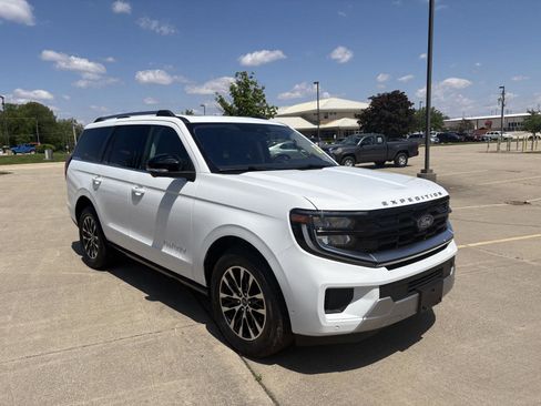 Used 2025 Ford Expedition Platinum AWD/4WD image 2