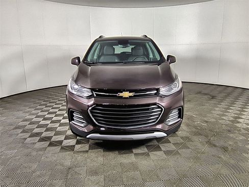Used 2022 Chevrolet Trax LT w/ LT Convenience Package image 3
