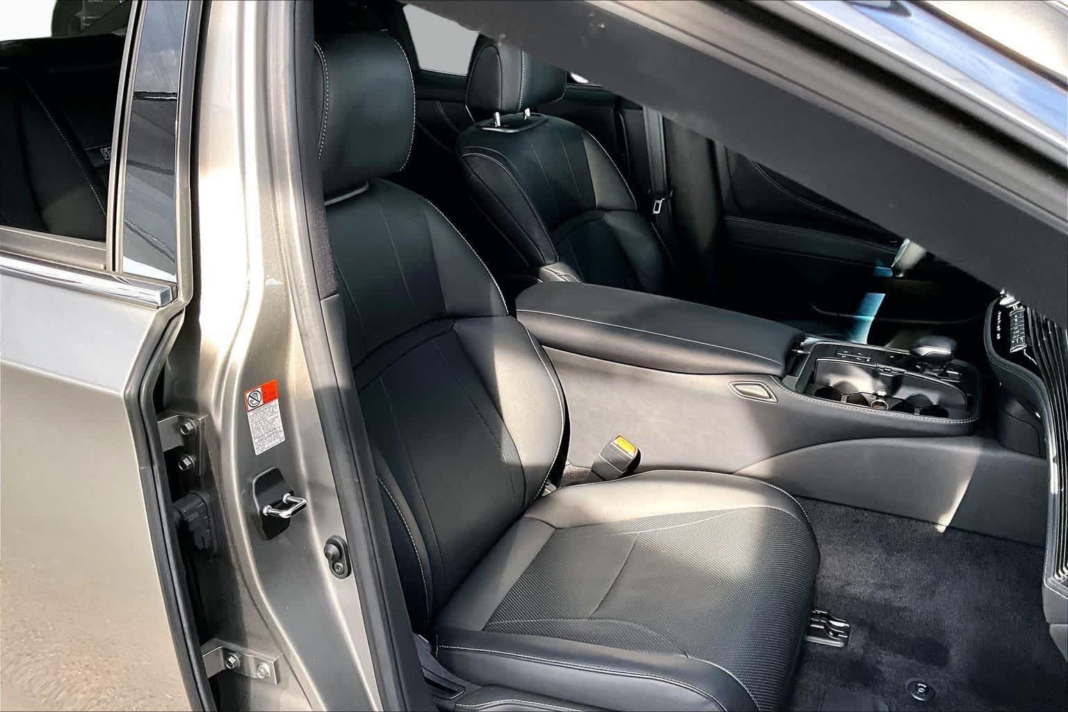 Used 2023 Lexus LS 500 w/ Accessory Package (Z2) RWD image 9
