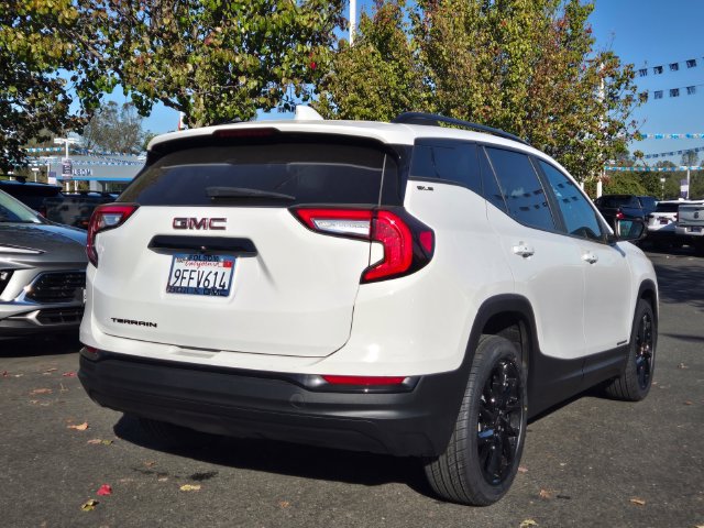 Used 2023 GMC Terrain SLE w/ Driver Convenience Package FWD image 4