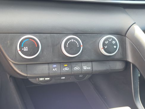 Used 2025 Hyundai Elantra SE FWD image 24