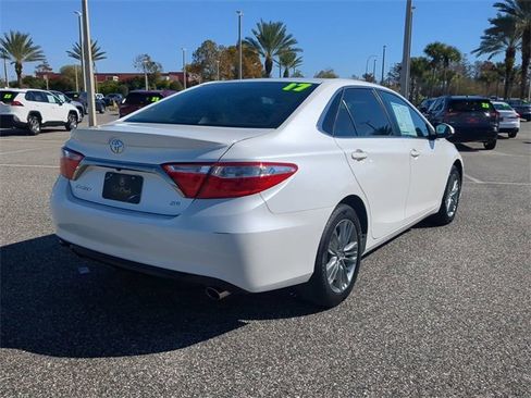 Used 2017 Toyota Camry SE image 4
