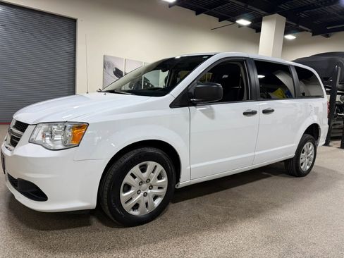 Used 2019 Dodge Grand Caravan SE FWD image 10