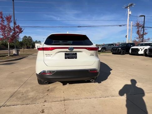 Used 2022 Toyota Venza XLE image 5