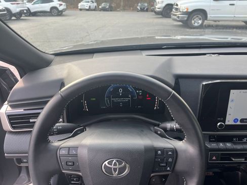 Used 2025 Toyota Camry SE image 28
