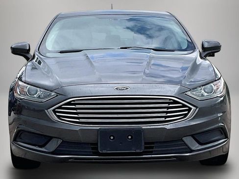 Used 2017 Ford Fusion SE w/ Fusion SE Technology Package image 3