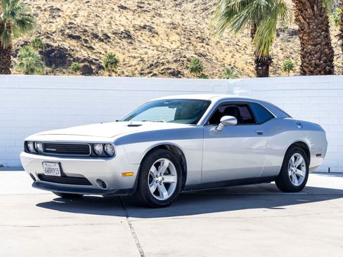Used 2012 Dodge Challenger SXT image 5