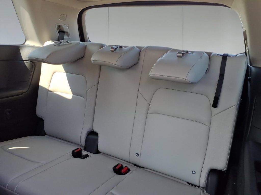 Used 2025 Nissan Pathfinder SL FWD image 10