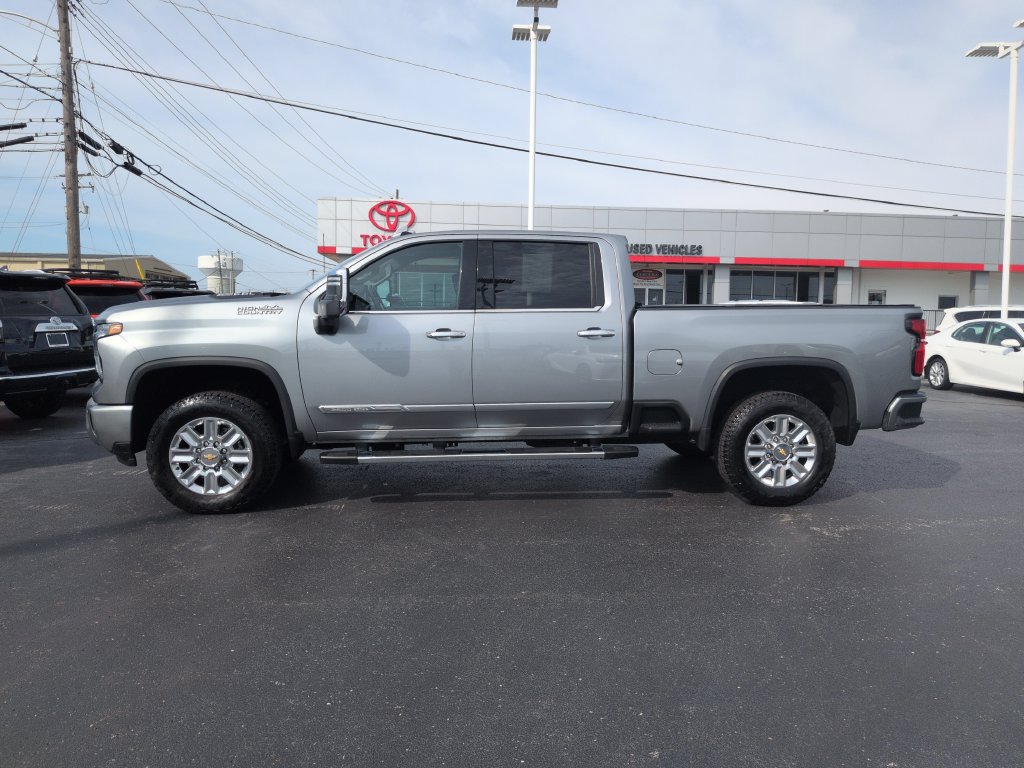 Used 2025 Chevrolet Silverado 2500 High Country w/ Technology Package AWD/4WD image 2