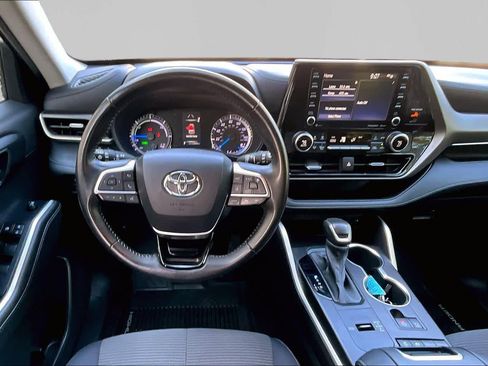Used 2020 Toyota Highlander LE FWD image 6