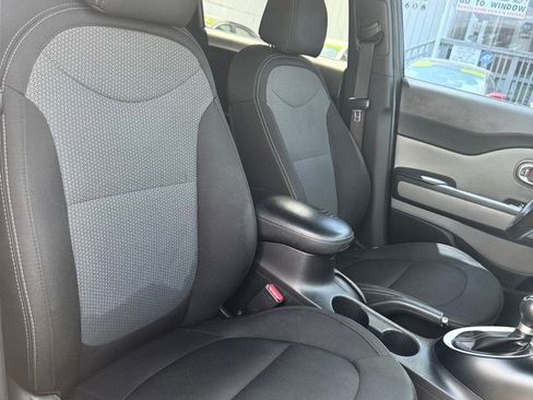 Used 2018 Kia Soul + image 9