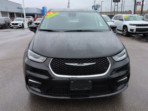 Used 2023 Chrysler Pacifica Touring-L FWD image 3