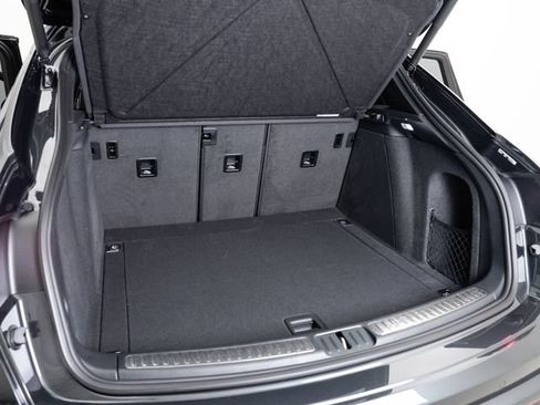 Certified 2026 Porsche Macan AWD/4WD image 28
