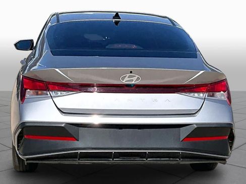 Used 2026 Hyundai Elantra SE FWD image 5