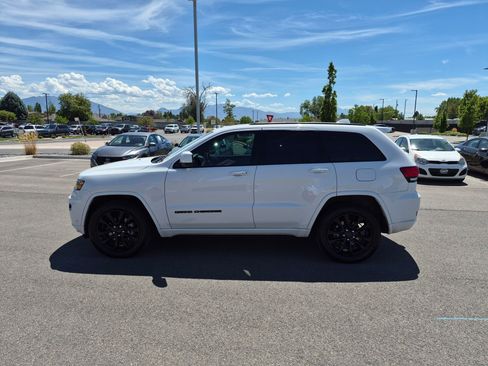 Used 2020 Jeep Grand Cherokee Altitude AWD/4WD image 9