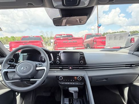 Used 2022 Hyundai Elantra SEL w/ Convenience Package FWD image 9