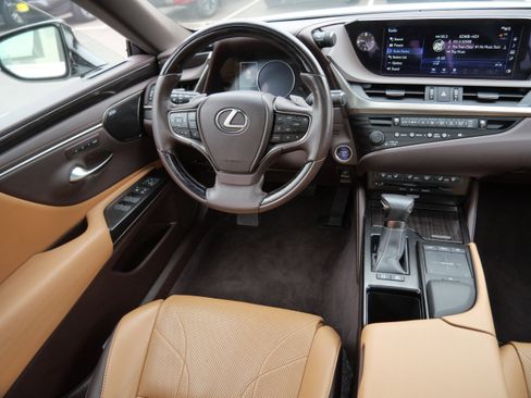 Used 2019 Lexus ES 300h w/ Accessory Package 2 image 9