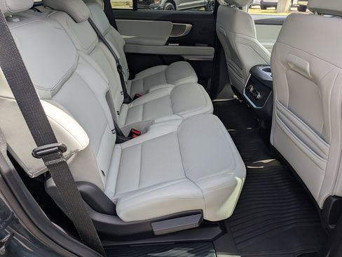 Certified 2025 Ford Expedition Platinum w/ Driver's Package image 40