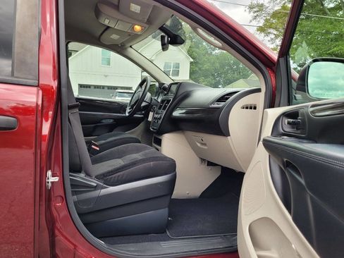 Used 2019 Dodge Grand Caravan SE w/ UConnect Hands-Free Group image 6
