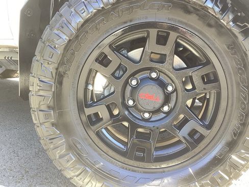 Used 2018 Toyota Tacoma TRD Sport w/ Technology Package image 7