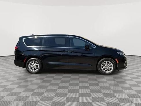 Used 2025 Chrysler Pacifica Select FWD image 2