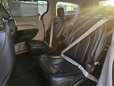 Used 2023 Chrysler Pacifica Touring-L image 19
