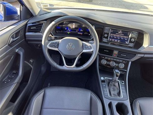 Used 2023 Volkswagen Jetta SE w/ Panoramic Sunroof Package image 13