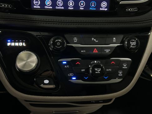 Used 2020 Chrysler Pacifica Limited image 11