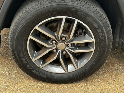 Used 2017 Jeep Grand Cherokee Limited image 27