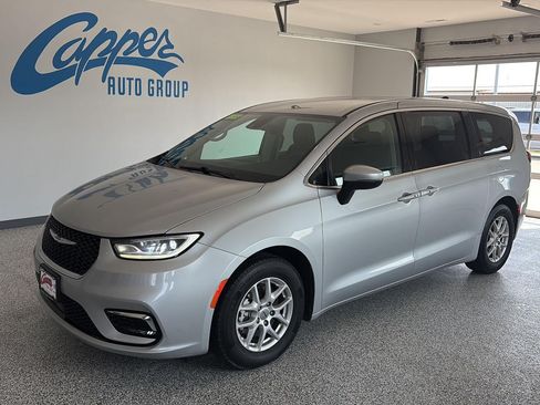 Used 2023 Chrysler Pacifica Touring-L FWD image 1