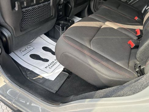 Used 2019 Jeep Wrangler Unlimited Rubicon w/ Cold Weather Group AWD/4WD image 9