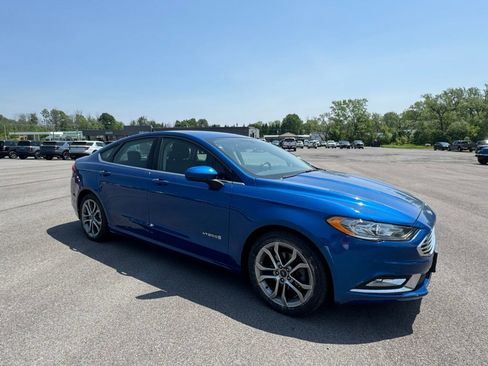 Used 2017 Ford Fusion SE w/ Equipment Group 601A image 3