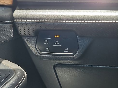 Used 2025 Volkswagen Atlas SE FWD image 15