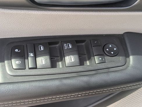 Used 2023 Chrysler Pacifica Touring-L FWD image 14