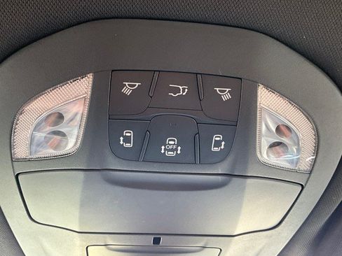 Used 2025 Chrysler Pacifica Select FWD image 19