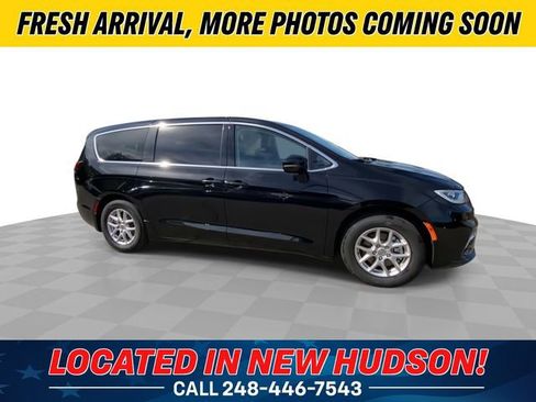 Used 2024 Chrysler Pacifica Touring-L FWD image 3