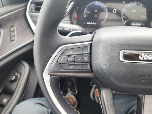 New 2025 Jeep Grand Cherokee Limited w/ Luxury Tech Group II image 17