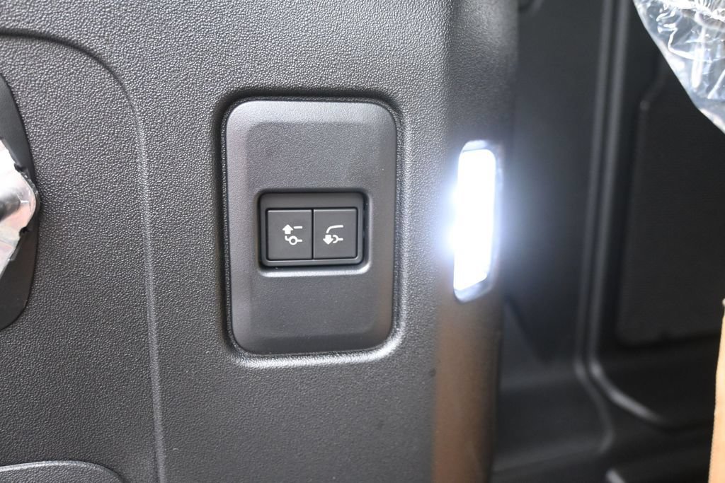 New 2026 Land Rover Defender 110 X-Dynamic SE AWD/4WD image 18