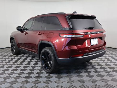 Used 2023 Jeep Grand Cherokee Altitude image 7