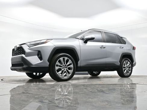 Used 2022 Toyota RAV4 XLE Premium image 30