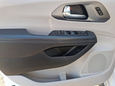 Used 2023 Chrysler Pacifica Touring-L FWD image 12