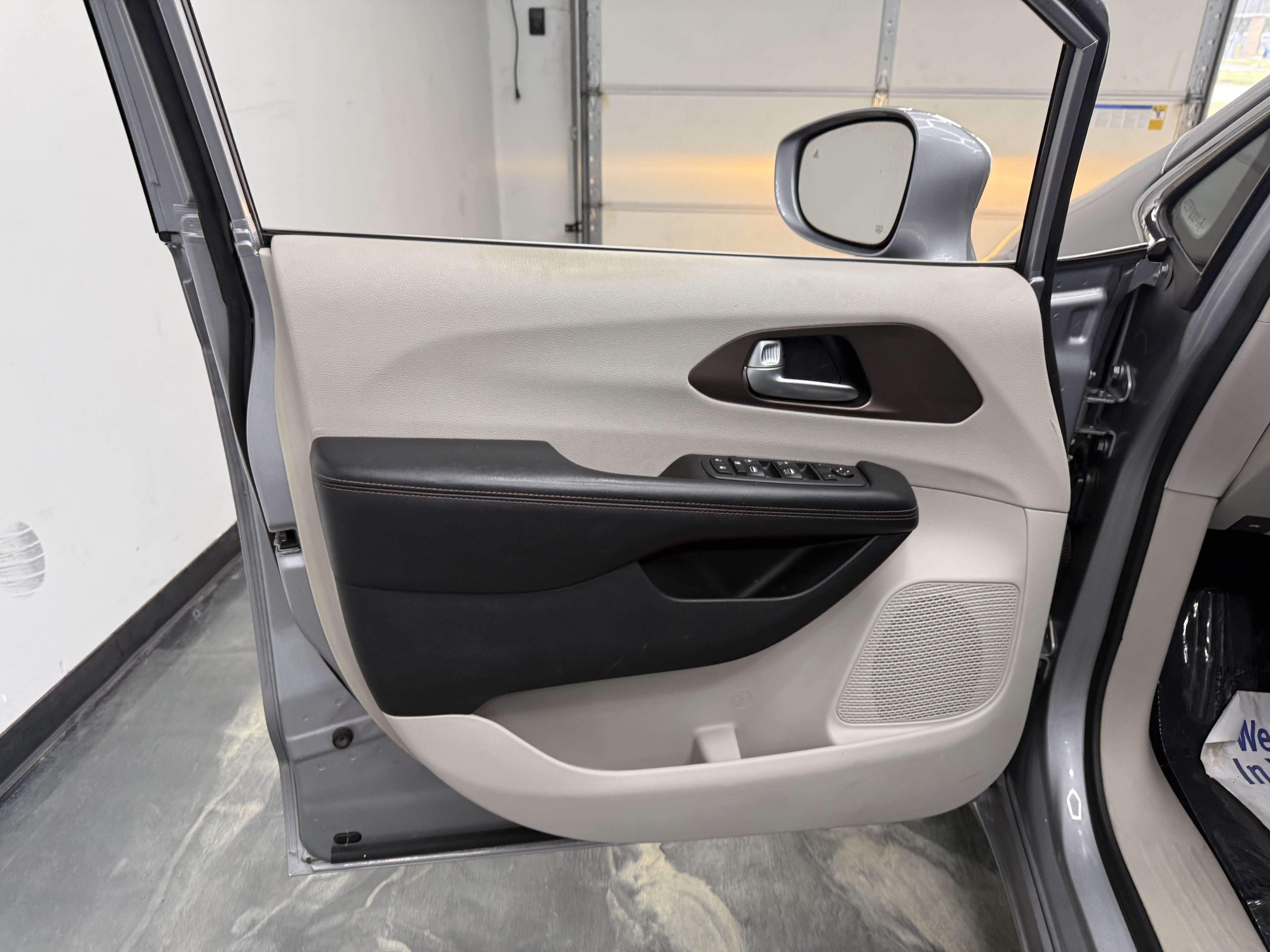 Used 2018 Chrysler Pacifica Touring-L FWD image 11