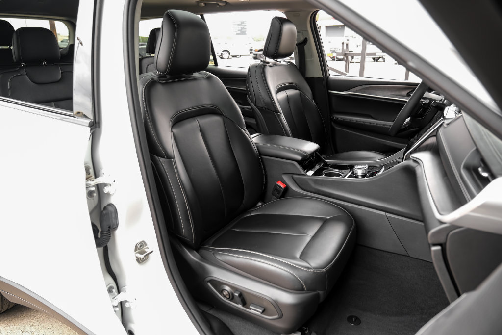 Used 2023 Jeep Grand Cherokee L Limited AWD/4WD image 45