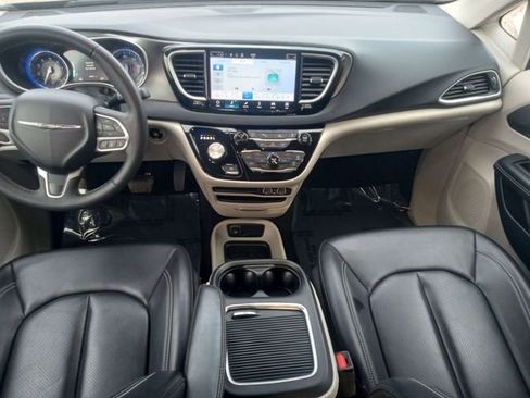 Used 2023 Chrysler Pacifica Touring-L image 29