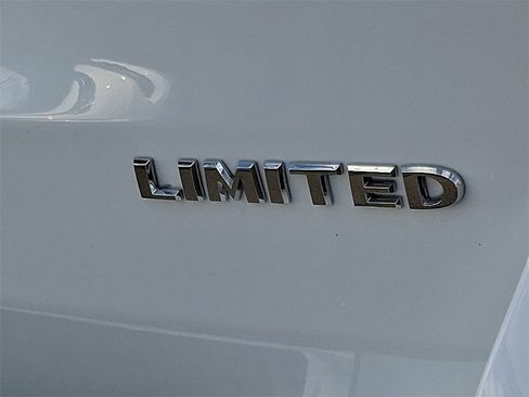 Used 2022 Jeep Grand Cherokee Limited image 33