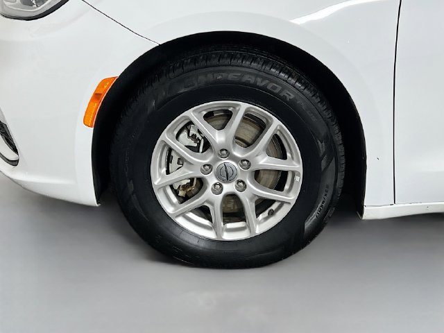 Used 2024 Chrysler Pacifica Touring-L FWD image 10